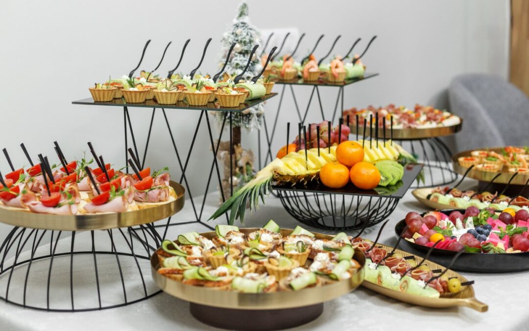 Menu na spotkanie firmowe. Pomysły na przekąski i dania łatwe do podania