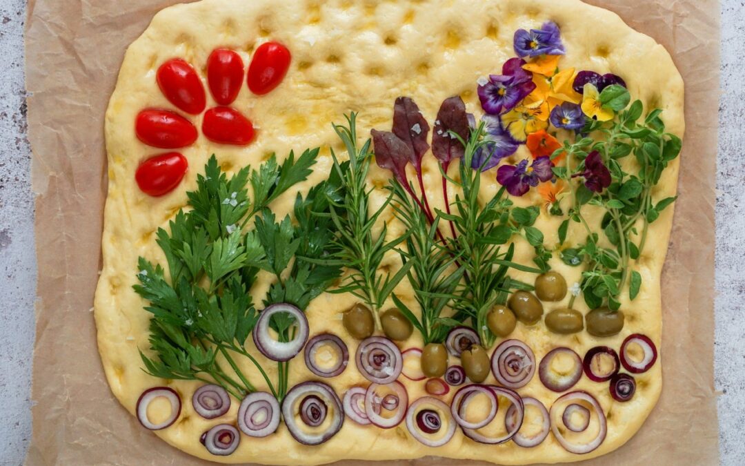 Domowa pizza z dzieckiem. Prosty przepis na ciasto, sos i kolorowe dodatki